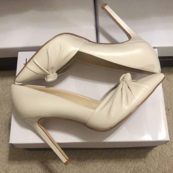 Brand New Ivory Colored Heels, Size 6 with box. - Picture 4 of 8